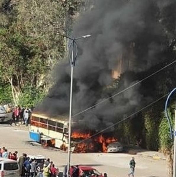اشتعال النار في أتوبيس بشارع فيصل