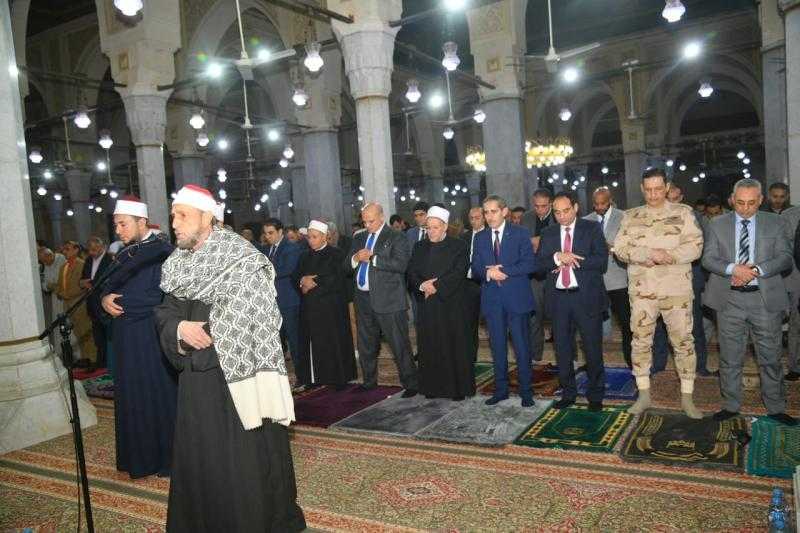 محافظ الغربية ومفتي الديار المصرية يؤديان صلاة العشاء والتراويح بالمسجد الأحمدي بطنطا