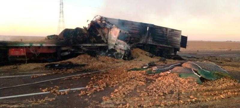 تفحم سيارتين نقل في حادث تصادم مروع بالوادي الجديد