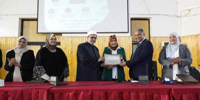 رئيس جامعة الأزهر يكرم الأم المثالية ويشيد بجهودها في تقدم تصنيف الجامعة