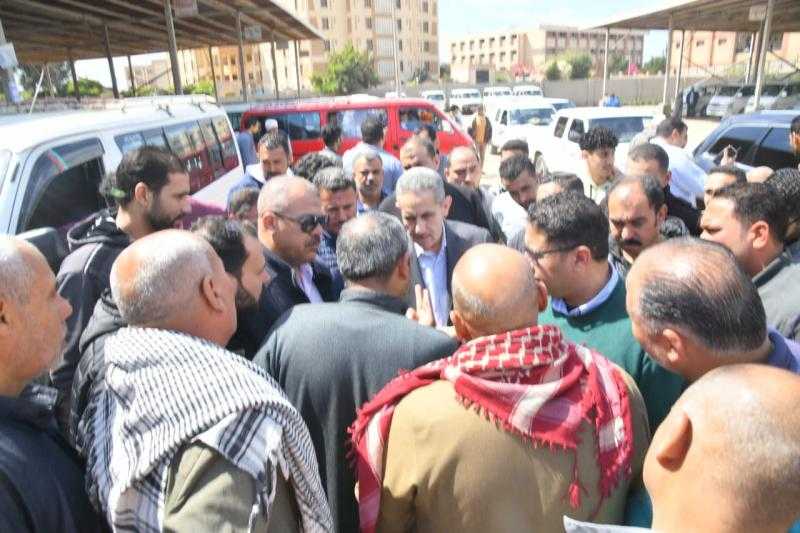 محافظ الغربية يتفقد المواقف للتأكد من التعريفة الجديدة