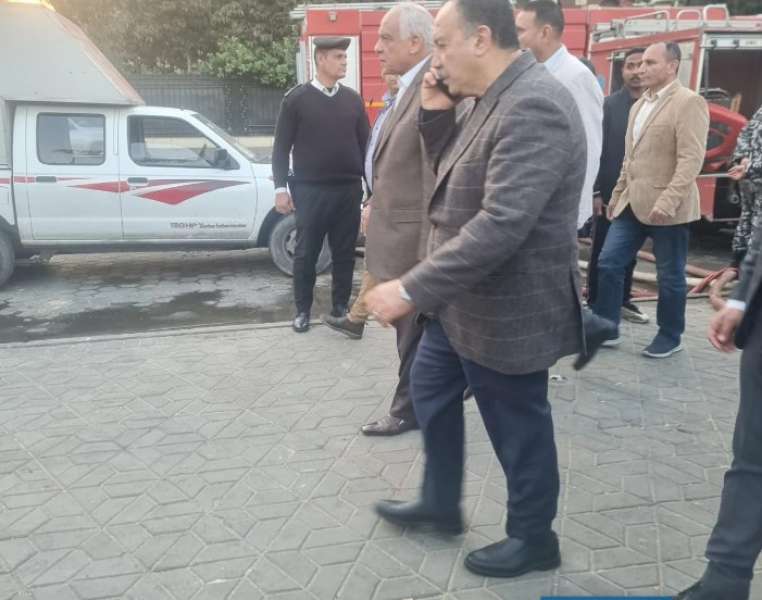 مدير أمن الجيزة يعاين موقع حريق مركب أمريكانا 