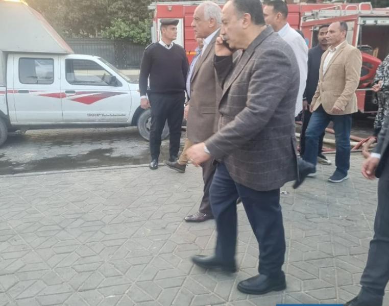 مدير أمن الجيزة يعاين موقع حريق مركب أمريكانا