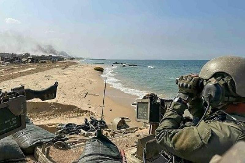 زوارق الاحتلال الإسرائيلي تطلق النار بكثافة على شاطئ رفح