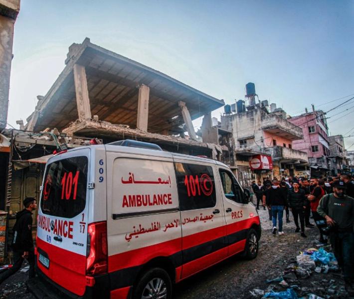 الهلال الأحمر الفلسطيني: آليات الاحتلال تحاصر مستشفى الأمل