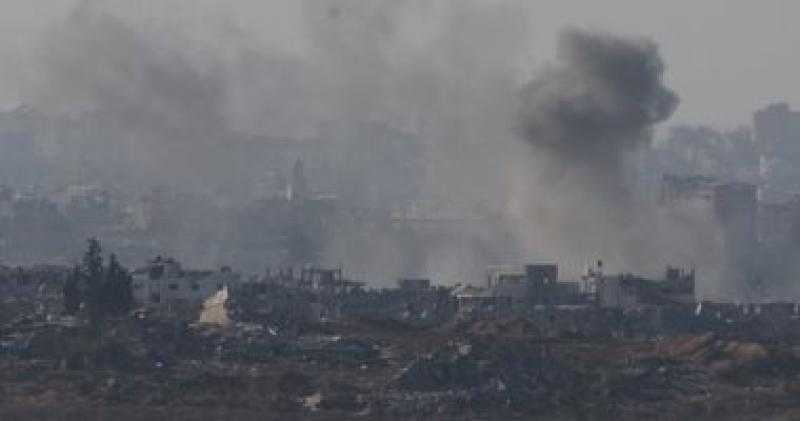 إعلام فلسطيني: الاحتلال قصف منزلًا في دير البلح وسط قطاع غزة