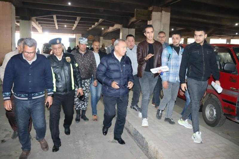 محافظ القليوبية يتفقد مواقف السيارات لمتابعة التزام السائقين بالتعريفة الجديدة