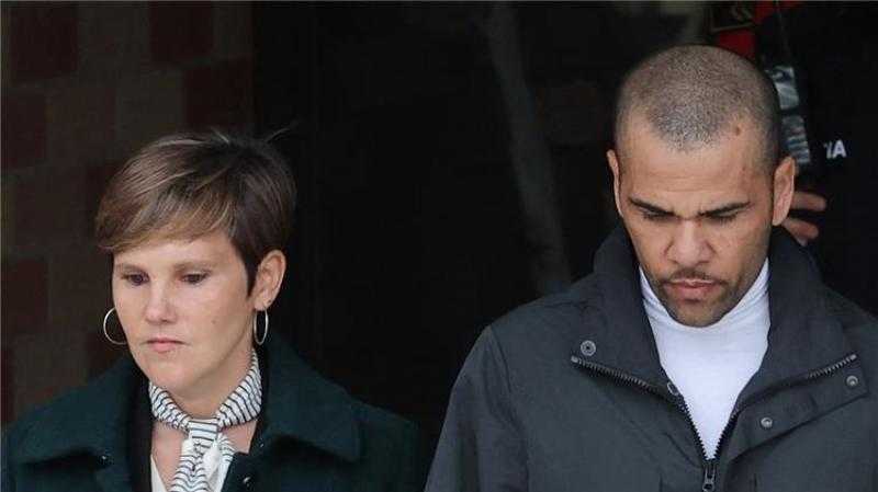 شاهد | داني ألفيس يغادر السجن بعد دفع الكفالة المالية