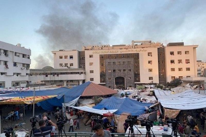 آليات الاحتلال تطلق النار على مجمع الشفاء