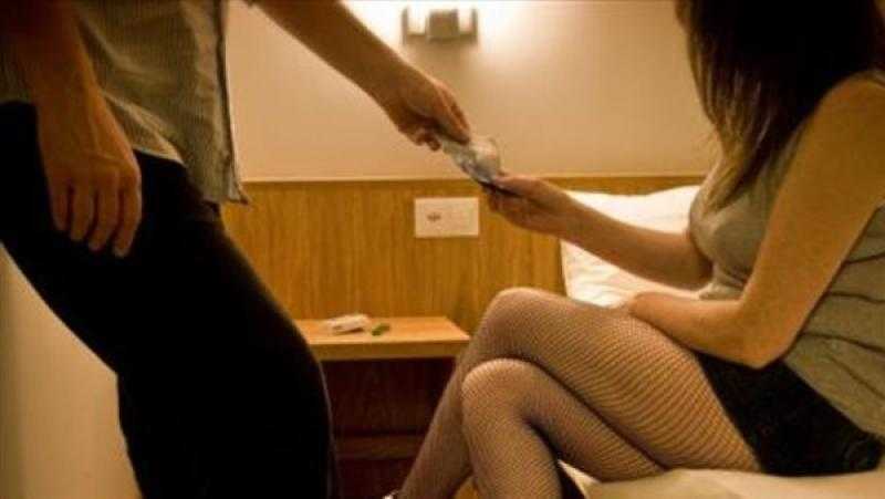 ضبط عاطل وزوجته بتهمة الترويج للدعارة عبر ”فيس بوك” بالدقهلية