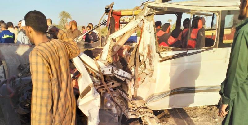 مصرع وإصابة 15 شخصا في حادث تصادم مروع بأسيوط