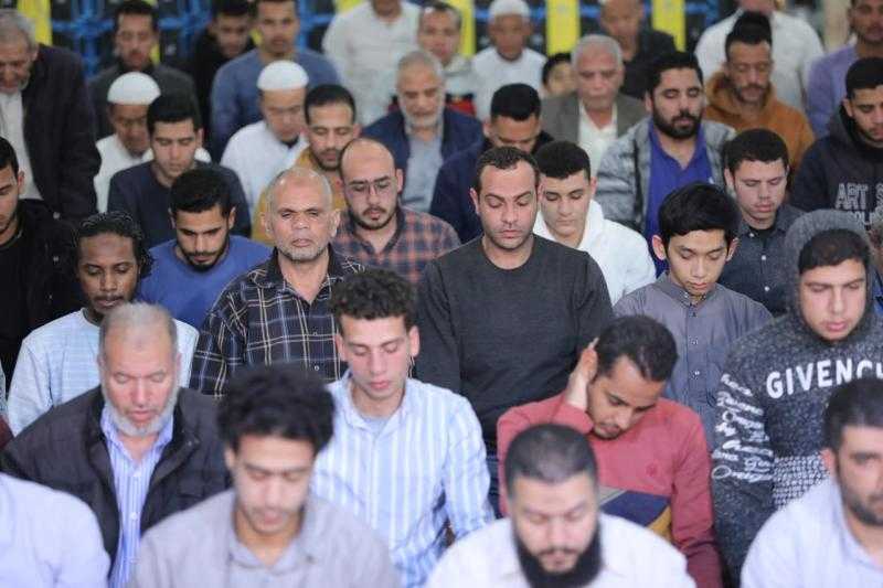 آلاف المصلين من مختلف الجنسيات يشهدون صلاتي العشاء والتراويح بالجامع الأزهر