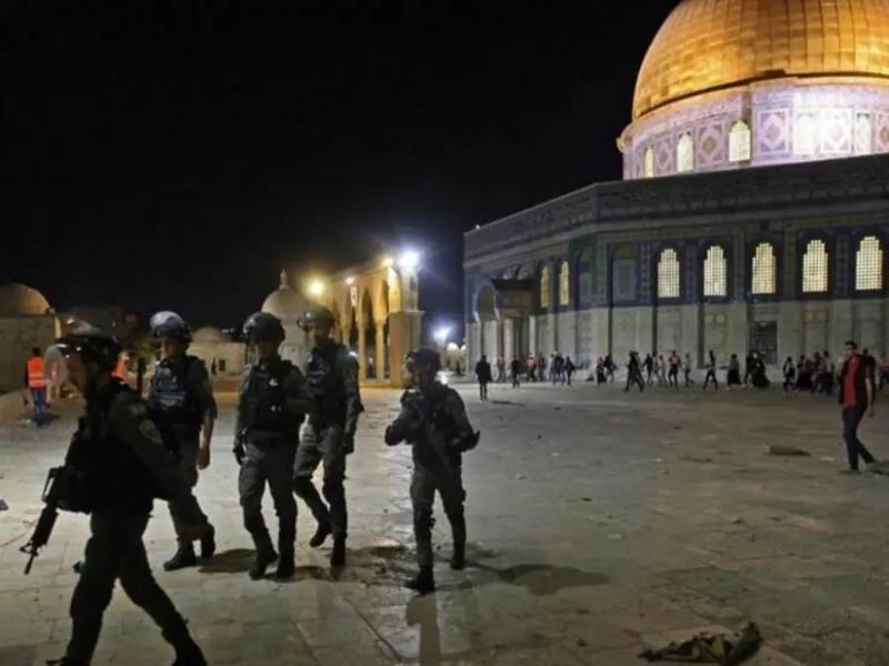 جيش الاحتلال تقتحم المسجد الأقصى وتُخلي المعتكفين بالقوة