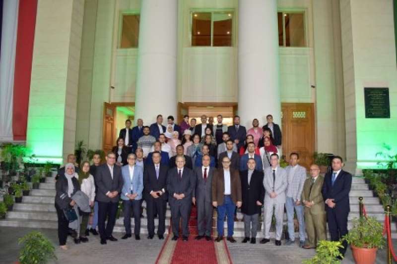 رئيس جامعة القاهرة يتوسط عددًا من كبار الصحفيين