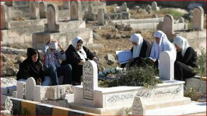 حكم الدعاء للميت عند القبر.. الإفتاء تجيب
