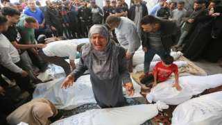 «بينهم أطفال ونساء».. استشهاد 20 فلسطيني جراء قصف إسرائيلي في شرق غزة