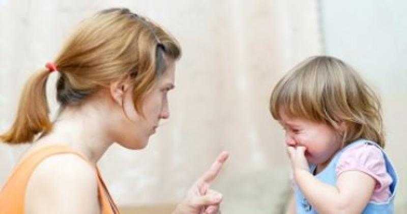 أبرزها فشل في الدراسة.. إساءة معاملة الوالدين لأطفالهم