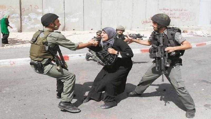 الاحتلال يعتقل فلسطينية وابنتها خلال رعيهما الأغنام جنوب الخليل