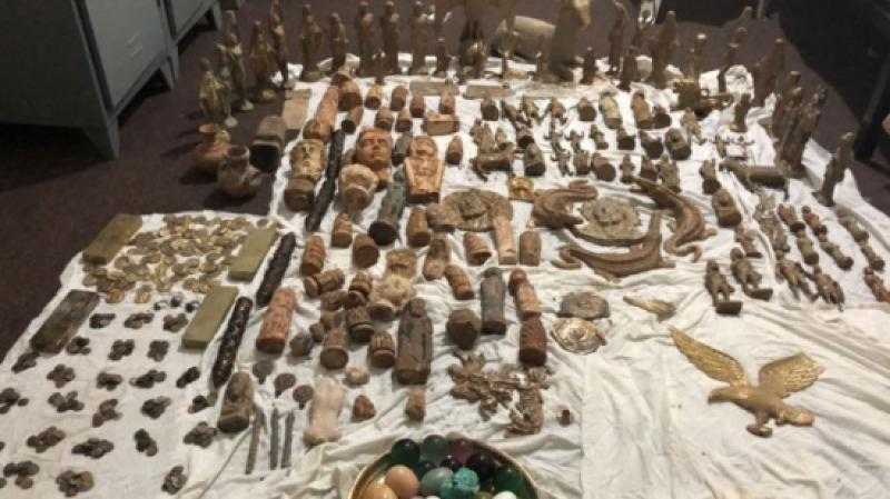 ضبط تشكيل عصابي للنصب على المواطنين بزعم بيع قطع أثرية