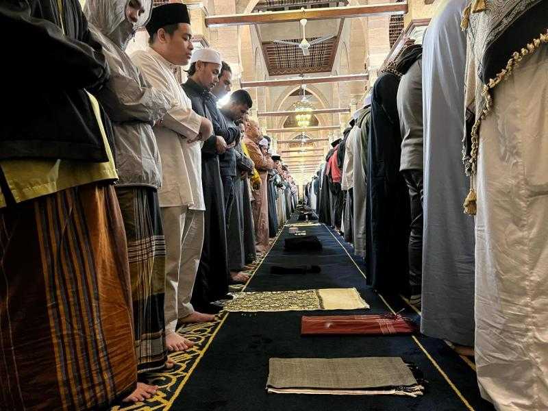 في أولى الليالي الوترية من العشر الأواخر.. الجامع الأزهر كامل العدد
