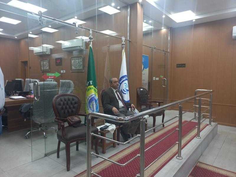 محافظ الإسماعيلية يتابع حادث سقوط جسر عزبة الكوبانية بقرية عين غصين