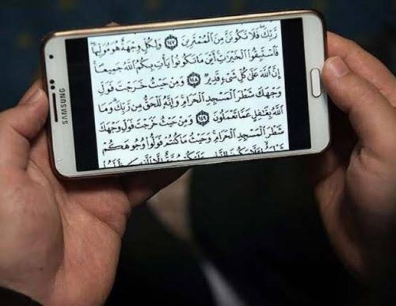 حكم دخول الحمامات بالهواتف المسجل عليها قرآن