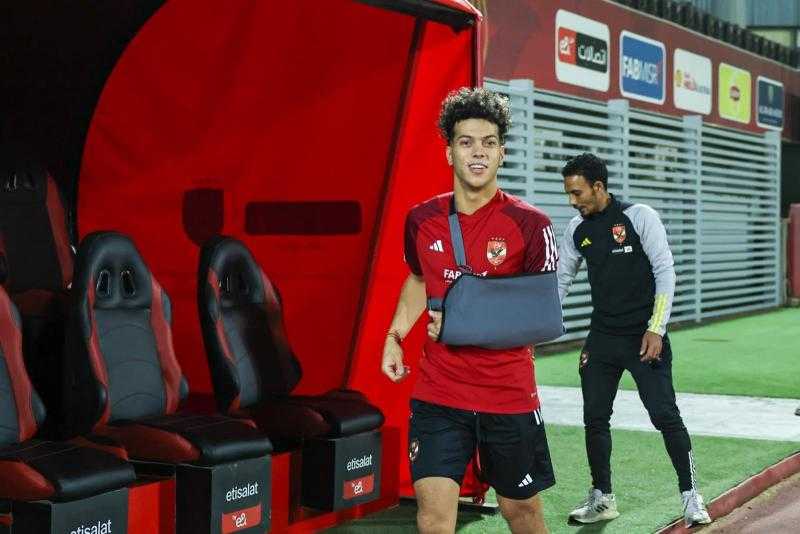 إمام عاشور يؤدي جلسة علاج طبيعي في الجيم