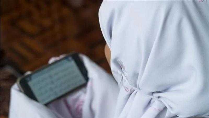 حالة واحدة يجوز فيها للحائض لمس المصحف.. دار الإفتاء تكشف عنها