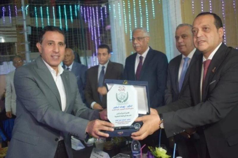 بحضور ورعايه محافظ سوهاج.. تكريم جمال علام والكومي في احتفالية رمضانية