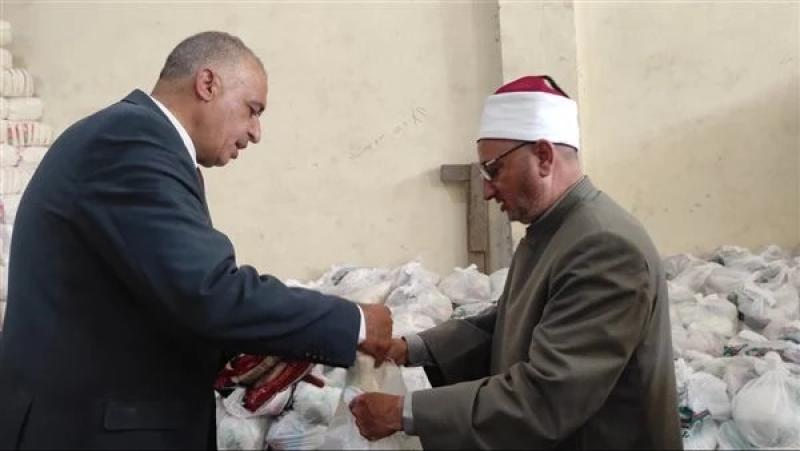 الأوقاف توزع 30 طن سلع غذائية من صكوك الإطعام بـ 6 محافظات