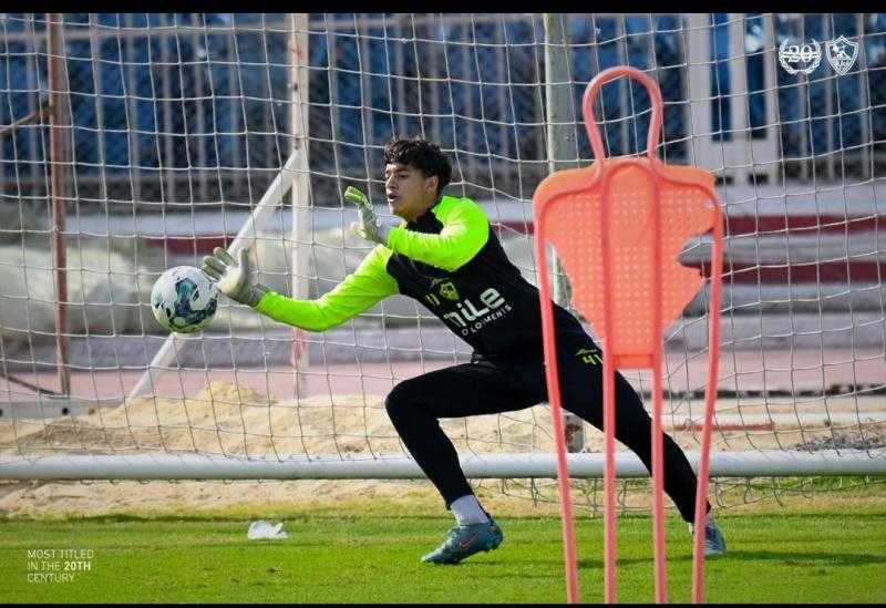 سبب تواجد عمر عبد العزيز في معسكر الزمالك رغم عدم قيده إفريقيا