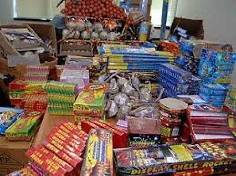 حملة أمنية فى طامية تضبط 4 متهمين بحوزتهم 10 آلاف قطعة ألعاب نارية