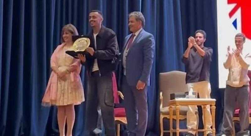 كزبرة يرد على انتقادات تكريمه بالجامعة البريطانية: ليه في ناس مستكترة عليا الفرحة؟