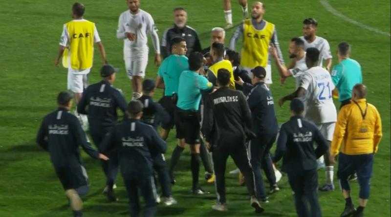 شاهد بالصور الاعتداء على الحكم المصري معروف في مباراة نهضة بركان وأبو سليم