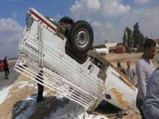 إصابة 15 عامل أثر إنقلاب سيارة على طريق السويس الصحراوى