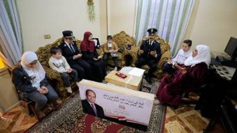الداخلية تشارك أسر شهداء الشرطة الإحتفال بالعيد وتوزع هدايا الرئيس