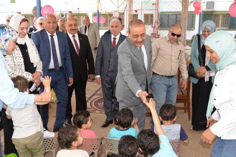 محافظ الإسماعيلية يحتفل بالعيد مع أبناء دار الرحمة لرعاية الفتيات والحضانة الإيوائية