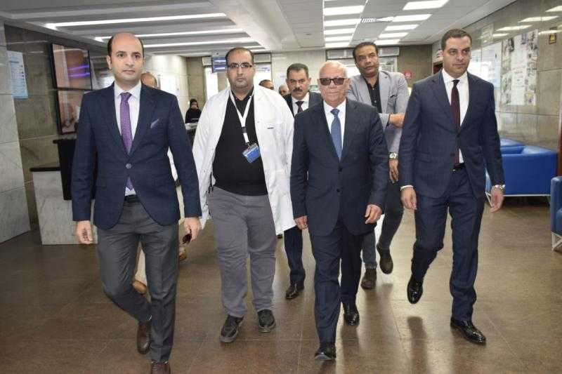 محافظ بورسعيد يزور عددا من مستشفيات التأمين الصحي الشامل ويقدم التهنئة للمرضى وأطقم الأطباء والتمريض