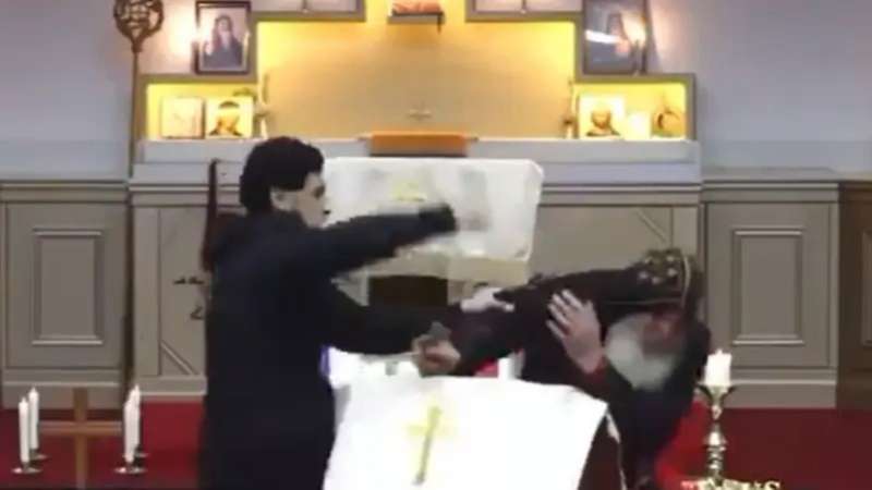 طعن كاهن في كنيسة 