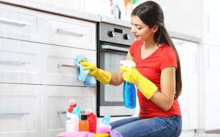 طريقة فعالة لتنظيف الدهون من على خزائن المطبخ