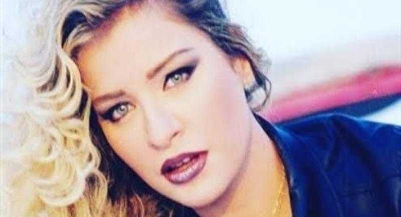 وسط غياب الوسط الفني.. شقيق شيرين سيف النصر يستقبل عزاءها بمسجد الحامدية الشاذلية