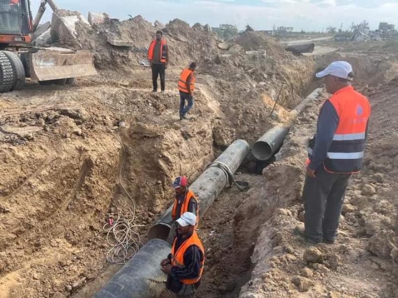 البدء بإصلاح خط مياه يغذي مدينة غزة