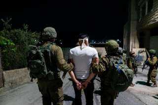 الاعتقالات لا تتوقف والاقتحامات تزداد ليلا.. جرائم الاحتلال مستمرة بالضفة الغربية