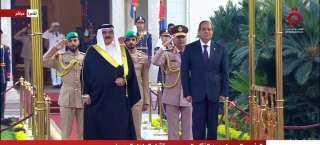 بعزف النشيد الوطني.. مراسم استقبال رسمية لعاهل البحرين في قصر الاتحادية