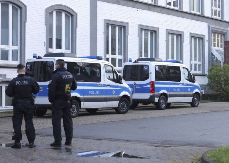 عناصر شرطة يقفون بالقرب من مبنى يتم تفتيشه في سولينغن بألمانيا