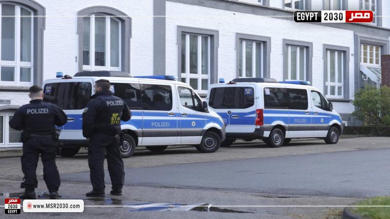 عناصر شرطة يقفون بالقرب من مبنى يتم تفتيشه في سولينغن بألمانيا