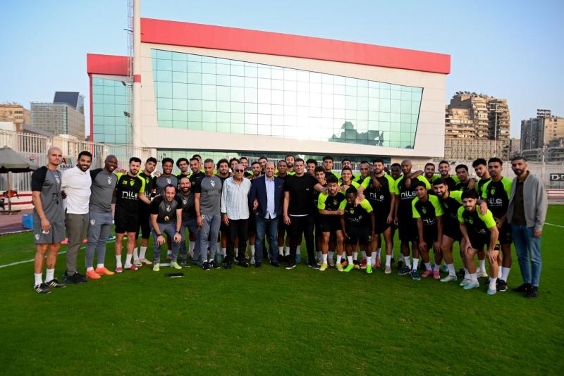 حسين لبيب مع لاعبي الزمالك 