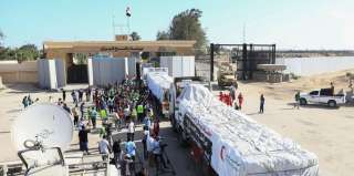 العمل على قدم وساق.. معبر رفح يواصل إرسال المساعدات الإنسانية إلى غزة.. «فيديو»