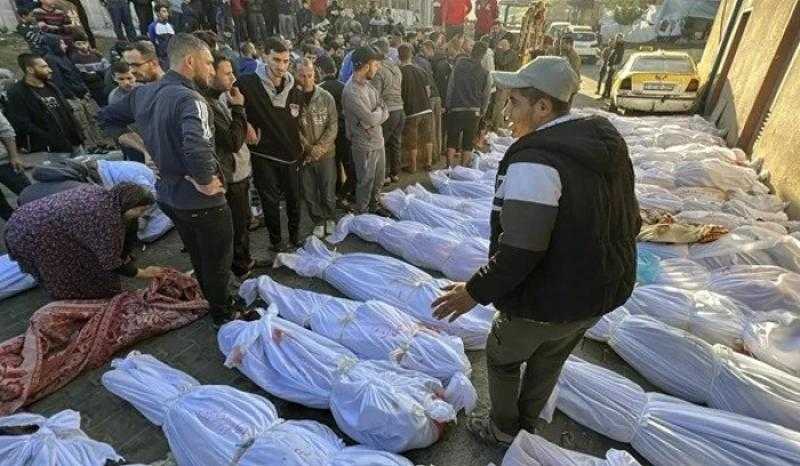 انتشال جثامين 50 فلسطينيًا من مقبرة جماعية بمجمع ناصر بخان يونس جنوب غزة
