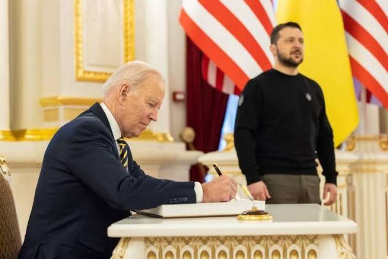 بايدن وزيلنسكي 